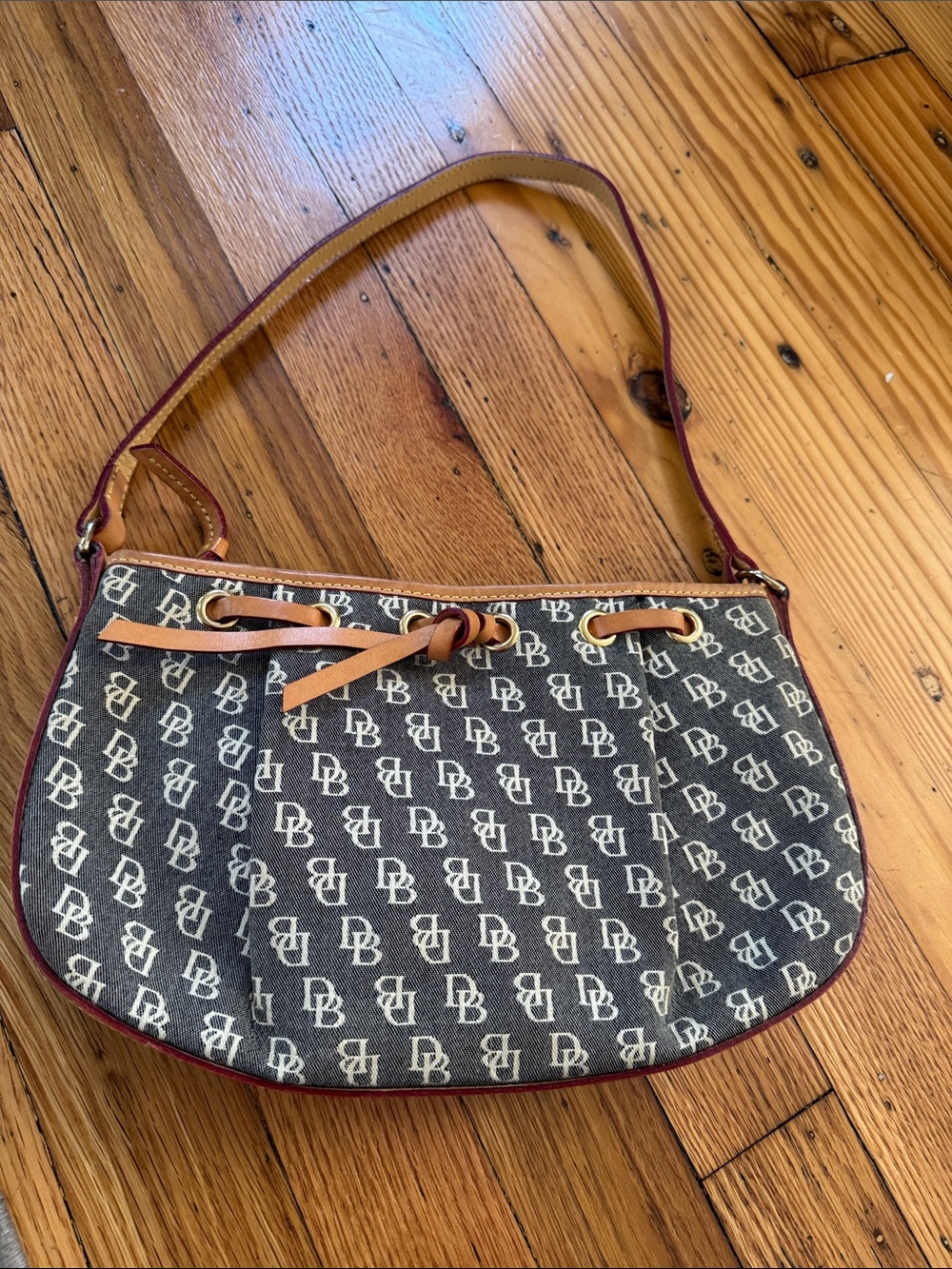 Dooney and Bourke hand bag great condition